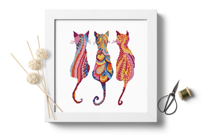 Pode incluir: Tr&ecirc;s gatos coloridos em uma moldura branca. Os gatos s&atilde;o estilizados e t&ecirc;m um padr&atilde;o geom&eacute;trico. Os gatos est&atilde;o olhando em dire&ccedil;&otilde;es diferentes. O fundo &eacute; branco.
