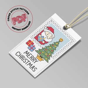 Könnte beinhalten: Ein weißes Etikett mit einem rot-weißen Weihnachtsmann, einem grünen Weihnachtsbaum und zwei roten und blauen Geschenken. Der Text "Merry Christmas" ist auf dem Etikett gedruckt.