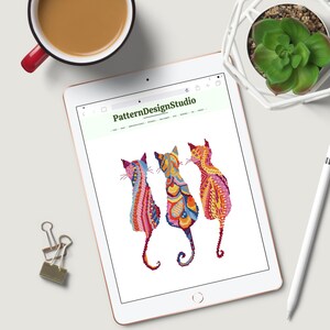 Pode incluir: Uma ilustra&ccedil;&atilde;o digital de tr&ecirc;s gatos coloridos com padr&otilde;es geom&eacute;tricos. Os gatos est&atilde;o virados para a direita e est&atilde;o dispostos em uma fila. O fundo &eacute; branco. A imagem &eacute; do site PatternDesignStudio.