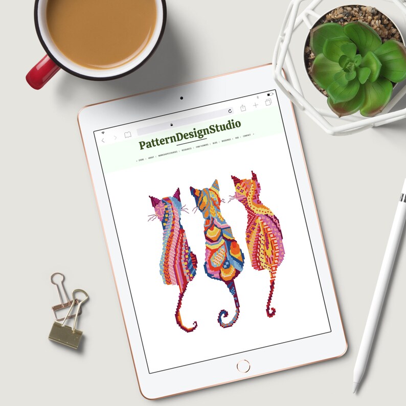 Pode incluir: Uma ilustra&ccedil;&atilde;o digital de tr&ecirc;s gatos coloridos com padr&otilde;es geom&eacute;tricos. Os gatos est&atilde;o virados para a direita e est&atilde;o dispostos em uma fila. O fundo &eacute; branco. A imagem &eacute; do site PatternDesignStudio.