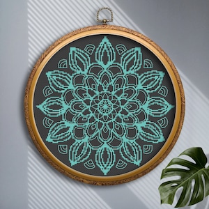 Modèle de point de croix mandala à télécharger PDF, grille de point de croix mandala ornement floral monochrome, motif de broderie facile fleur de mandala