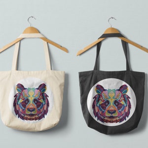 Pu&ograve; includere: Due borse tote con un design di panda geometrico colorato stampato sul davanti. La borsa a sinistra &egrave; bianca e la borsa a destra &egrave; nera.