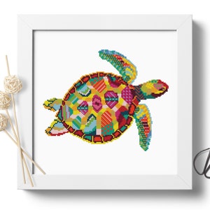 Puede incluir: Una tortuga marina de estilo mosaico colorida con un caparazón amarillo, rojo, verde, azul y rosa. La tortuga está nadando con sus aletas extendidas.