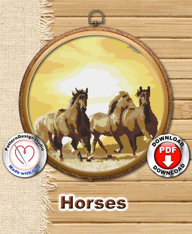 Pode incluir: Um padr&atilde;o de ponto cruz que apresenta um grupo de cavalos correndo atrav&eacute;s de um campo ao p&ocirc;r do sol. O padr&atilde;o &eacute; emoldurado em um aro de madeira e inclui um bot&atilde;o de download para um arquivo PDF.
