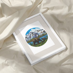 Pu&ograve; includere: Stampa incorniciata di un'illustrazione circolare che raffigura due orsi bruni che camminano in un paesaggio montano con un lago e cime innevate. Il cielo &egrave; blu con nuvole bianche.