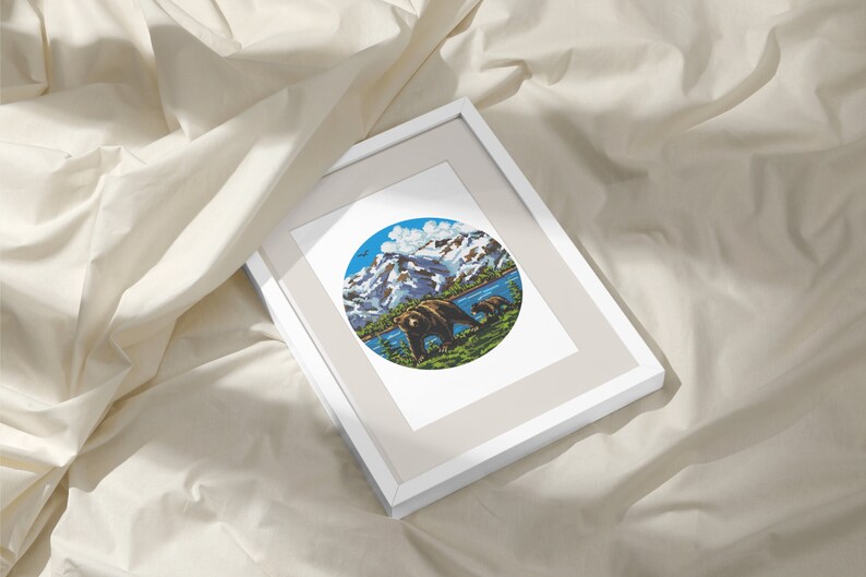 Pu&ograve; includere: Stampa incorniciata di un'illustrazione circolare che raffigura due orsi bruni che camminano in un paesaggio montano con un lago e cime innevate. Il cielo &egrave; blu con nuvole bianche.