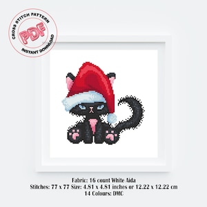 Op de afbeelding: Cross stitch patroon PDF voor een zwarte kat met een rode kerstmanmuts. Het patroon is 77 steken bij 77 steken en meet 12,22 cm bij 12,22 cm. Het gebruikt 14 DMC-kleuren.
