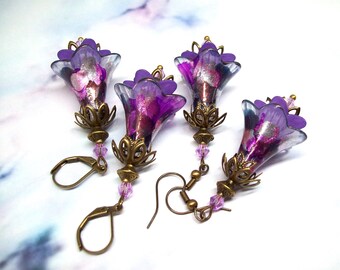 Brincos Art Nouveau em estilo vintage, florais, roxos, em bronze antigo, pintados à mão, joias de flores.