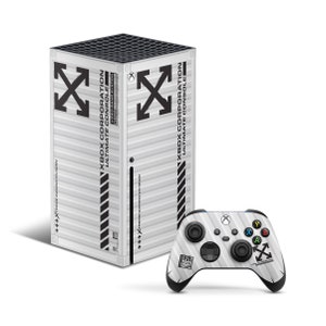 Puede incluir: Una consola Xbox Series X blanca con un logotipo Off-White en blanco y negro y texto que dice "Xbox Corporation Ultimate Console". La consola est&aacute; junto a un mando Xbox Series X blanco con un logotipo Off-White en blanco y negro y texto que dice "Xbox Corporation Ultimate Console".