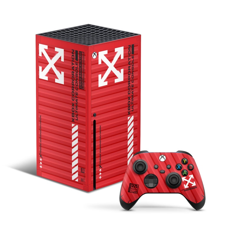 Puede incluir: Una consola Xbox Series X roja y blanca con un dise&ntilde;o personalizado de Off-White. La consola tiene un patr&oacute;n de rayas rojas y blancas con el logotipo de Off-White en la parte delantera. La consola se combina con un mando Xbox rojo y blanco a juego.
