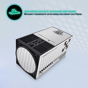 Puede incluir: Una consola Xbox Series X blanca y negra con un dise&ntilde;o personalizado Off-White. La consola tiene una rejilla negra en la parte delantera y un dise&ntilde;o de rayas blancas en el lateral. El texto "XBOX CONSOLE EDITION" est&aacute; impreso en el lateral de la consola. El texto "NO MORE SWEAT STAINED DEVICES" est&aacute; impreso encima de la consola. El texto "Sweat resistant and easy-to-clean surface" est&aacute; impreso debajo de la consola.