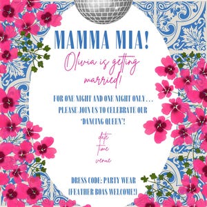 Op de afbeelding: Een huwelijksuitnodiging met een discobal en roze bloemen. De tekst luidt "MAMMA MIA! Olivia gaat trouwen!" en nodigt uit voor een feest met het thema "Dancing Queen". De dresscode is partykleding, veren boa's zijn welkom.