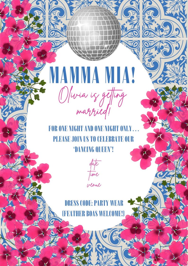 Op de afbeelding: Een huwelijksuitnodiging met een discobal en roze bloemen. De tekst luidt "MAMMA MIA! Olivia gaat trouwen!" en nodigt uit voor een feest met het thema "Dancing Queen". De dresscode is partykleding, veren boa's zijn welkom.
