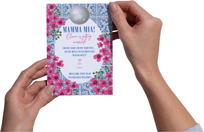 Op de afbeelding: Een rechthoekige uitnodigingskaart met een discobal-afbeelding en de woorden "MAMMA MIA! Olivia gaat trouwen!" in een decoratief lettertype. De kaart heeft een bloemenrand met roze bloemen en een blauw-wit tegelpatroon.
