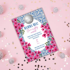 Op de afbeelding: Een uitnodiging voor een feestje met de tekst "MAMMA MIA! Olivia gaat trouwen!" omringd door roze bloemen en een blauw tegelontwerp. Een discobal staat bovenop de uitnodiging, met zilveren decoratieve ballen en sterrenconfetti op een roze achtergrond.