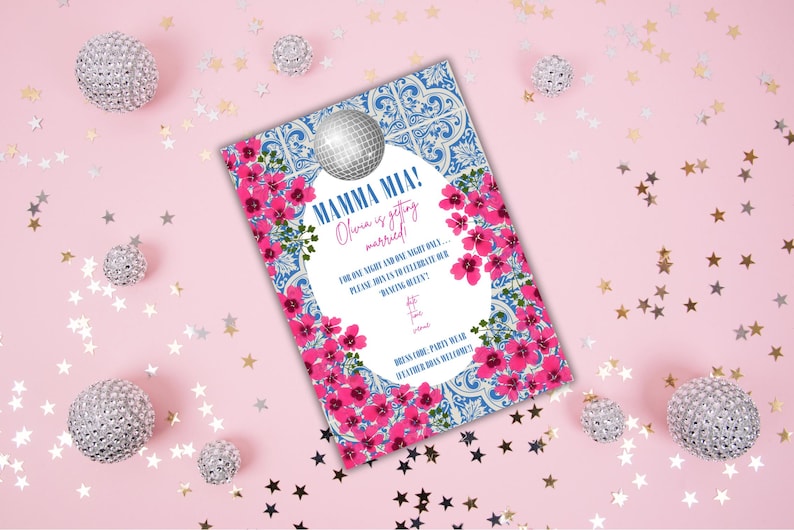 Op de afbeelding: Een uitnodiging voor een feestje met de tekst "MAMMA MIA! Olivia gaat trouwen!" omringd door roze bloemen en een blauw tegelontwerp. Een discobal staat bovenop de uitnodiging, met zilveren decoratieve ballen en sterrenconfetti op een roze achtergrond.