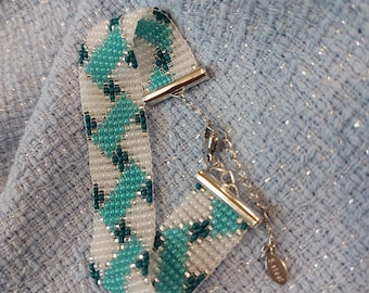 Orthodox handmade beaded bracelet | Handmade bracelet with crosses | White-light green bracelet | Orthodox bracelet with crosses on clasp |