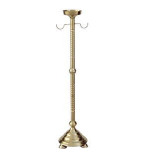 Könnte beinhalten: Ein hoher, goldfarbener Metall-Kleiderständer mit dekorativem Design. Der Ständer hat einen runden Sockel mit drei kleinen Füßen, eine Mittelsäule mit strukturiertem Muster und zwei gebogene Haken in der Nähe der Oberseite. Die Oberseite hat eine kleine, runde, schalenartige Form.