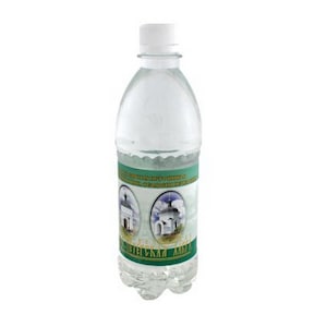 Könnte beinhalten: Eine durchsichtige Plastikflasche mit Weihwasser, mit einem grünen Etikett, auf dem zwei Kirchen abgebildet sind und der Text "Святая вода" in kyrillischer Schrift steht.