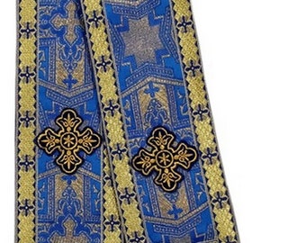Könnte beinhalten: Eine blaue und goldene Stola aus Stoff mit einer Fransen an einem Ende. Der Stoff hat ein sich wiederholendes Muster aus Kreuzen und floralen Designs. Die Stola ist mit drei goldenen gestickten Kreuzen verziert.