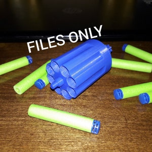 Pode incluir: Uma arma de brinquedo de plástico azul com um cilindro de seis rodadas e dardos de espuma verde. Os dardos têm pontas azuis.