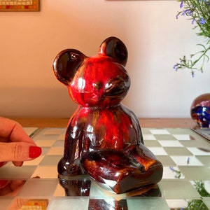 Poterie Canuck Poterie goutte-à-goutte - Tirelire ours en peluche - Canada des années 1960.