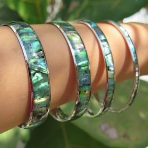 Pulsera de acero inoxidable con concha de abulón natural y diseño hawaiano.