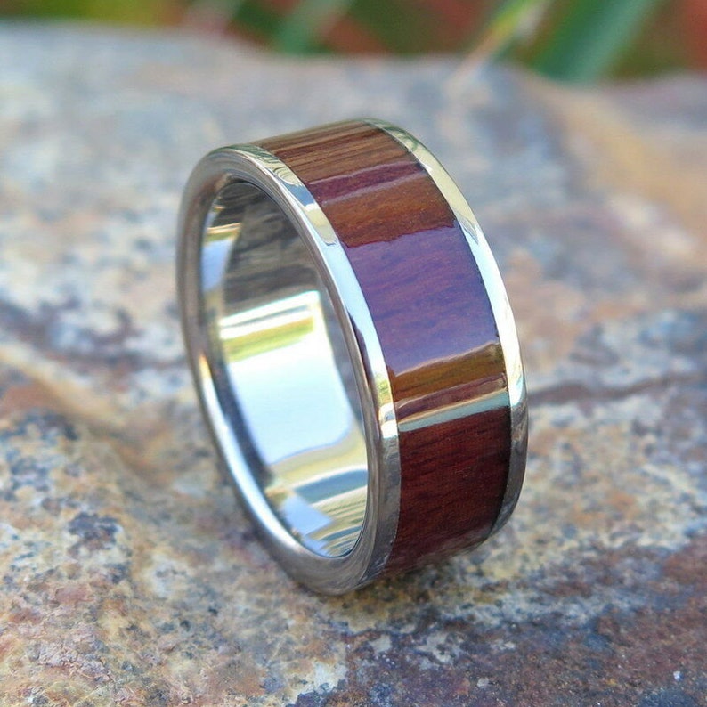 Hawaiian Koa joyería de madera incrustación de titanio anillo de boda de 8 mm imagen 1
