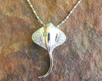 Bijoux Design hawaïen Véritable 925K Sterling Silver Stingray Clear CZ Pendentif Collier Cadeau de Noël