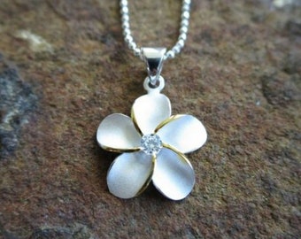 Hawaiianskt sterling silverhalsband i 925 karat silver med hänge, tvåfärgad plumeria och kubisk zirkonia