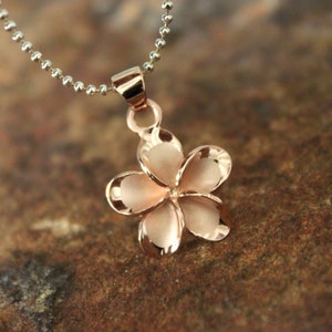Colar com pingente grande de prata esterlina e flor de plumeria em ouro rosa de 15 mm com design havaiano