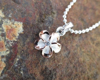 Hawaiianskt sterling silverhalsband i 925 karat silver med hänge, 2-färgat rodium, 8 mm plumeria med kubisk zirkonia