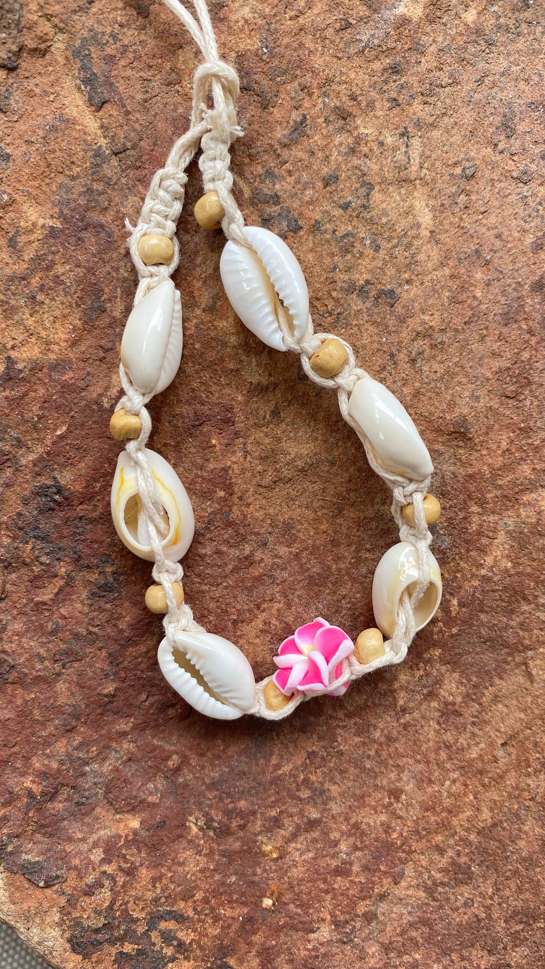 Cavigliera e braccialetto con cordino di perline hawaiano naturale Puka Shell Plumeria con catena regolabile - Italia