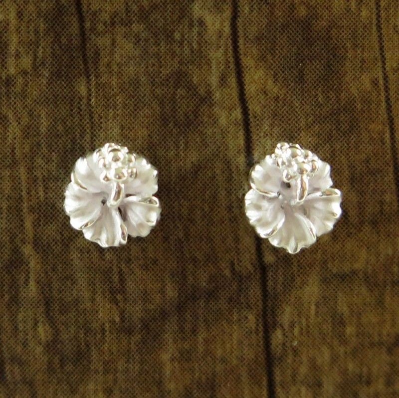 Orecchini A Fiore Con Perle Finte E Sfumature Silver – Fucsia E Stile Hawaiano (Hibiscus/Plumeria) - Foto 5