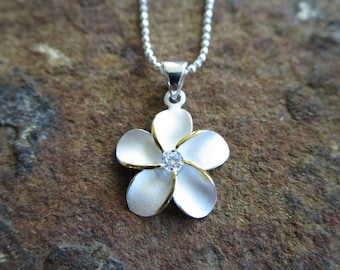 Hawaiianskt sterling silverhalsband i 925 karat silver med hänge, tvåfärgad plumeria och kubisk zirkonia
