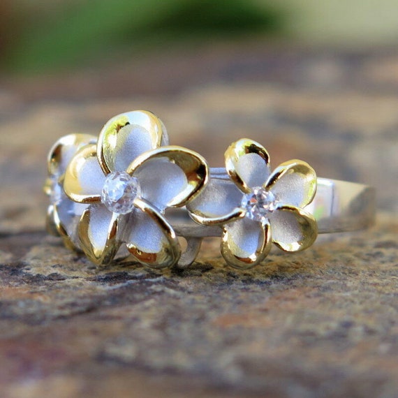 ハワイアンデザイン シルバー ゴールド 3つのプルメリアの花 CZ 結婚 