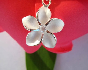 Hawaiianskt sterling silverhalsband i 925 karat silver med hänge och plumeria och kubisk zirkonia