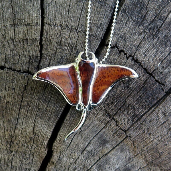 Véritable bijoux en bois de koa hawaïen raie manta raie pastenague pendentif en laiton plaqué rhodium avec collier argenté