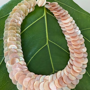 Beautiful 20&quot; Pink Peach Tones Mother of Pearl Hawaiian Necklace Natural Shells Earth Colors Hand Crafter Choker Jewelry