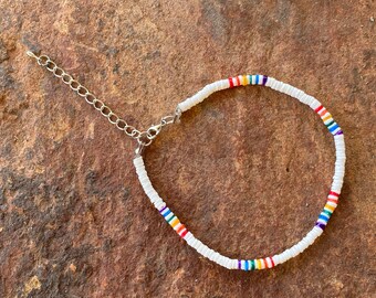 Cavigliera e braccialetto con cordino di perline hawaiano naturale Puka Shell Plumeria con catena regolabile - Italia