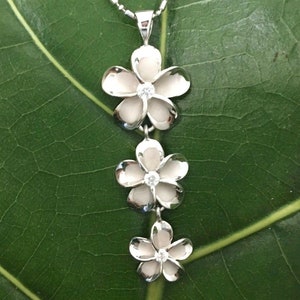 Collana con ciondolo pendente Hawaii Design in argento sterling 925K rodiato con 3 plumerie da 18 mm