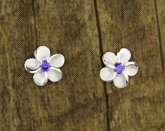 Pendientes hawaianos de plata de ley 925 con flores de plumeria y circonita cúbica morada