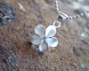 Hawaiianskt sterling silverhalsband i 925 karat silver med hänge, 12 mm plumeria och kubisk zirkonia