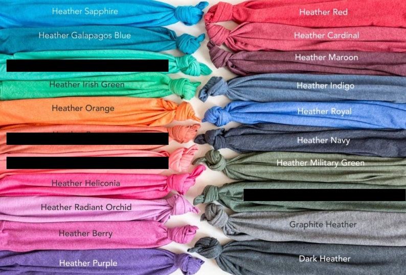 Peut inclure: Un ensemble d'&eacute;chantillons de tissu pli&eacute;s dans diff&eacute;rentes nuances de bleu, vert, rouge, orange, violet et gris. Chaque &eacute;chantillon porte une &eacute;tiquette avec le nom de la couleur, comme "Heather Sapphire", "Heather Galapagos Blue", "Heather Irish Green" et "Heather Orange".