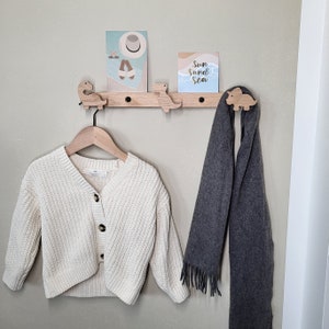 Garderobe aus massivem Eichenholz, Wandgarderobe, Bilderleiste, Hakenleiste, Kinder, Kinderzimmer, Flur Eingang, Tiermotive, Dinos, Saurier