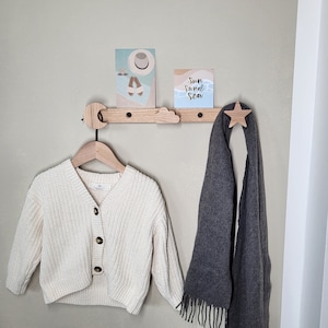 Armoire en bois de chêne massif, armoire murale, cimaise, porte-patères, enfants, chambre d'enfant, entrée du couloir, lune, étoiles, nuage, ciel