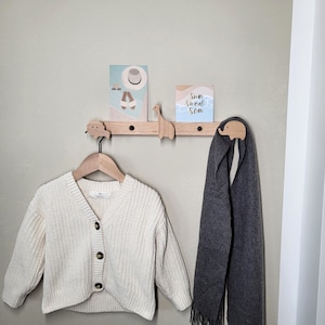 Garderobe aus massivem Eichenholz, Wandgarderobe, Bilderleiste, Hakenleiste, Kinder, Kinderzimmer, Flur Eingang, Tiermotive, Safari, Afrika