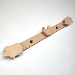 Garderobe aus massivem Eichenholz, Wandgarderobe, Bilderleiste, Hakenleiste, Kinder, Kinderzimmer, Flur Eingang, Tiermotive, Bauernhof, Farm