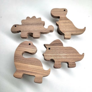 未処理のクルミ材製恐竜壁掛けフック (ティラノサウルス ブラキオ ステゴ トリケラ) ワードローブ コート フック 子供部屋 廊下 出産祝い