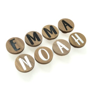 Ganchos de pared personalizados de nogal, madera, redondos, percheros, armario, dormitorio, baño, habitación infantil, decoración, texto, letras